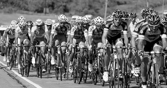 El pelotón de la Vuelta Ciclista del Uruguay, durante la sexta etapa que se corrió ayer, entre San Gregorio y Colonia. Foto: Federación Ciclista del Uruguay, s/d de autor