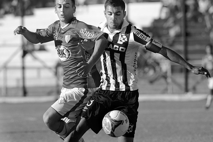 Maximiliano Olivera, de Wanderers, y Facundo Boné, de Fénix, ayer, en el Parque Viera. Foto: Juan Manuel Ramos