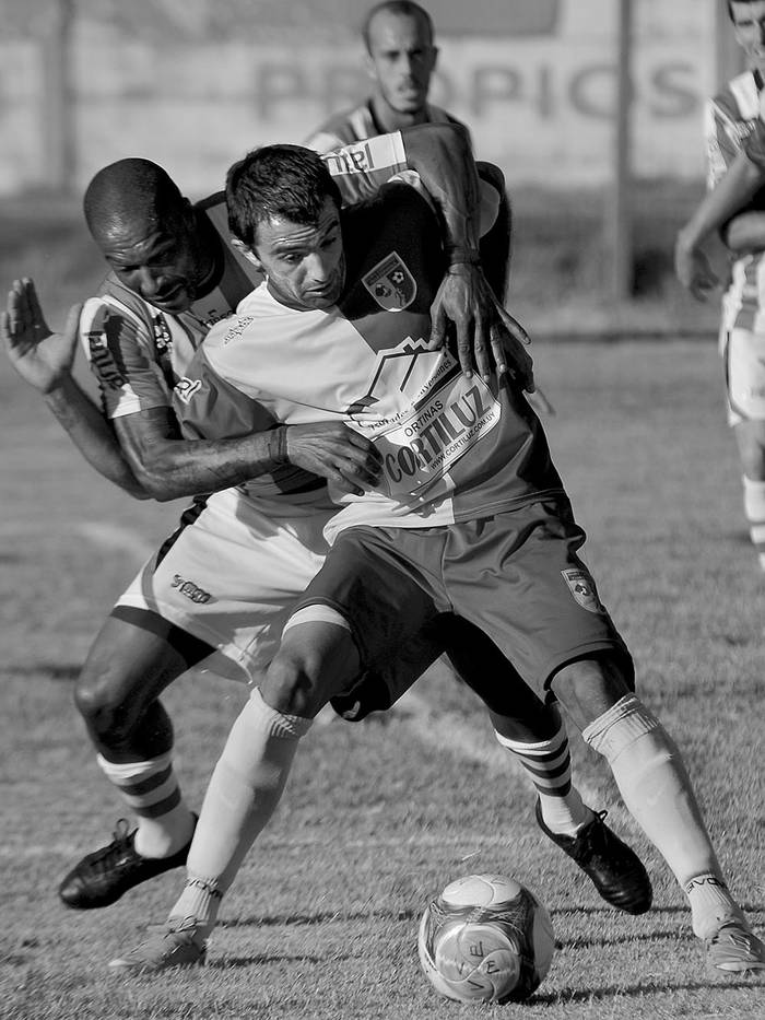 Ronald Ramírez, de Villa Española, y Daniel Pereira, de Villa Teresa, ayer,
en el estadio Obdulio Varela. Foto: Santiago Mazzarovich