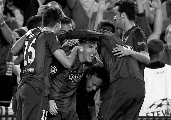 Lionel Messi, de Barcelona, festeja con sus compañeros de equipo después de anotar frente a Bayern Munich en el estadio Camp Nou, en Barcelona, España. Foto: Lluis Gene, Afp