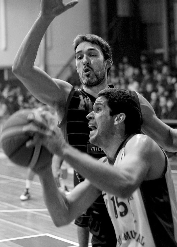 Andrés Jones, de Olivol Mundial, y Martín Suárez, de Unión Atlética, en la cancha de Olivol Mundial. Foto: Iván Franco (archivo, julio de 2014)