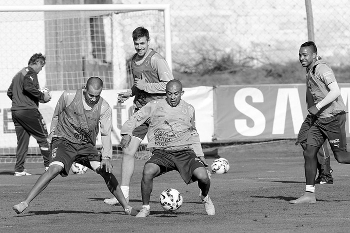 Guzmán Pereira, Sebastián Coates, Egidio Arévalo Ríos y Álvaro Pereira, en el entrenamiento de la selección, ayer, en el Complejo Uruguay Celeste. Foto: Sandro Pereyra