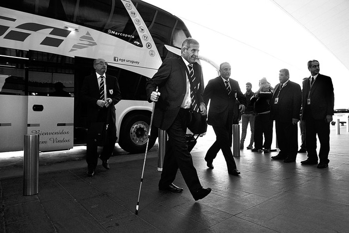 Óscar Washington Tabárez, ayer, en el aeropuerto de Carrasco, antes de viajar a Chile para participar en la Copa América. Foto: Hugo Ortuño, Efe