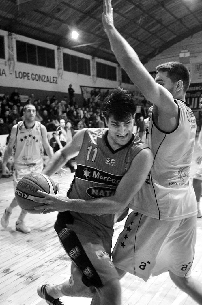 Santiago Ramírez, de Marne, y Gonzalo Iglesias, de Capitol, el martes en la cancha de Welcome. Foto: Pablo Vignali