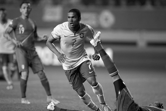 Douglas Costa, de Brasil, festeja el gol marcado ante Perú, ayer, en el Estadio Municipal Bicentenario Germán Becker de Temuco, Chile. Foto: Fernando Bizerra Jr., Efe