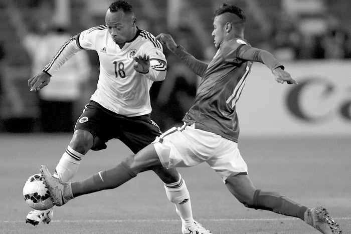 Neymar, de Brasil, y Juan Zúñiga, de Colombia, anoche, en el Estadio Monumental David Arellano de Santiago de Chile. Foto: Fernando Bizerra Jr., Efe