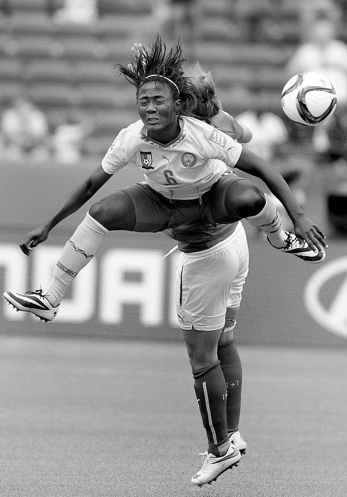 Francine Zouga, de Camerún, el martes, durante un partido del Mundial de Fútbol
Femenino, en Edmonton (Canadá). Foto: Mike Sturk, Efe