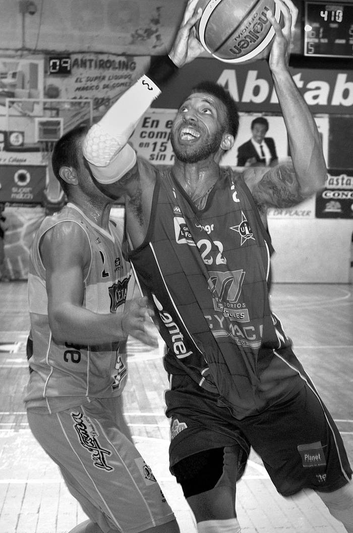 Agustín Zubich, de Cordón, y Kristian Clarkson, de Unión Atlética, el sábado, en la cancha
de Cordón. Foto: Santiago Mazzarovich