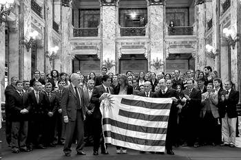 Atletas de la delegación uruguaya que competirá en los Juegos Panamericanos de Toronto 2015 reciben la bandera uruguaya, el martes, en el Palacio Legislativo. Foto: Parlamento, s/de Autor Atletas de la delegación uruguaya que competirá en los Juegos Panamericanos de Toronto 2015 reciben la bandera uruguaya, el martes, en el Palacio Legislativo. Foto: Parlamento, s/de Autor