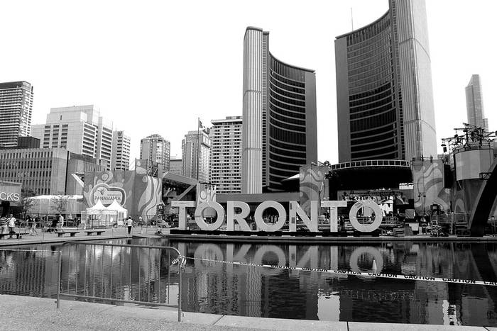 Town Hall ubicado en Nathan Phillips Square, ayer, en Toronto, Canadá. Foto: Facundo Castro