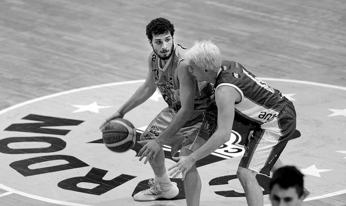 Salvador Zanotta, de Cordón, y Federico Sánchez, de Yale, el martes, en la cancha de Cordón. Foto: Pablo Vignali