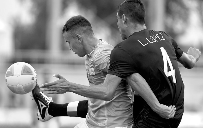 unior Arias, de Uruguay, y Luis López, de México, durante un partido de los Juegos Panamericanos, el viernes, en Hamilton, Canadá. Foto: Omar Torres, Afp