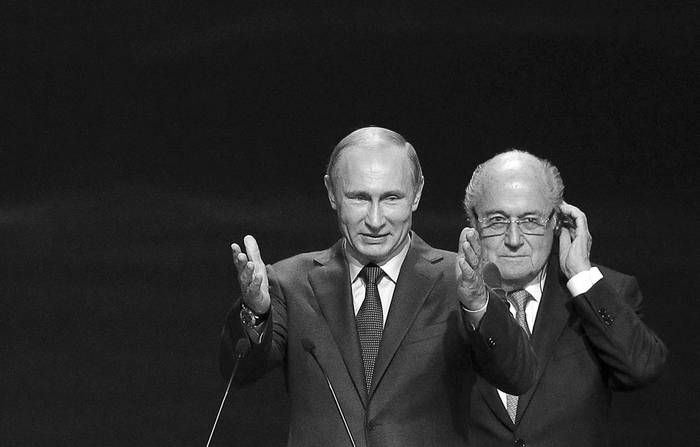 Vladimir Putin, presidente ruso, y Joseph Blatter, presidente de la FIFA, en el sorteo de las eliminatorias para la Copa Mundial de la FIFA 2018, el sábado, en San Petersburgo, Rusia. Foto: Maxim Shipenkov, Efe