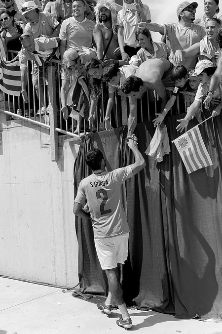 Sebastián Gorga saluda a hinchas uruguayos, luego de ganar la final de los Juegos Panamericanos ante México, el domingo en Hamilton, Canadá. Foto: Gerardo Correa Sebastián Gorga saluda a hinchas uruguayos, luego de ganar la final de los Juegos Panamericanos ante México, el domingo en Hamilton, Canadá. Foto: Gerardo Correa