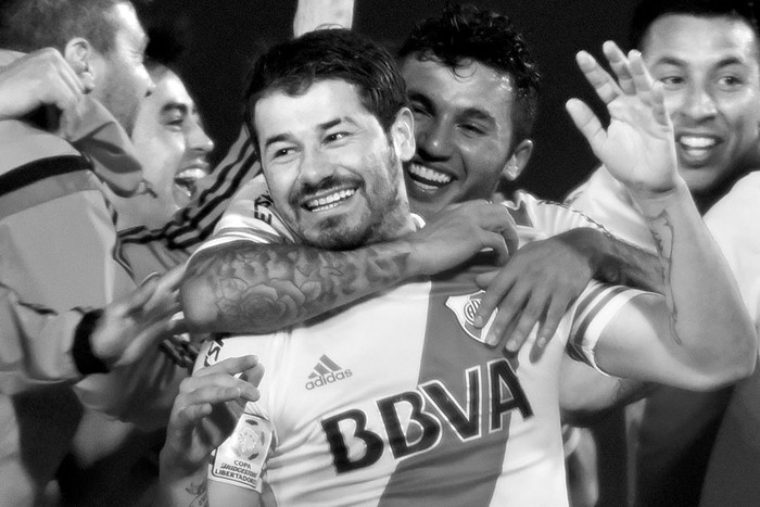 Rodrigo Mora y Tabaré Viudez, de River Plate de Argentina, festejan con sus compañeros después de clasificarse para la final de la Copa Libertadores, el martes, en el estadio Defensores del Chaco, en Asunción, Paraguay. Foto: Pablo Burgos, Afp