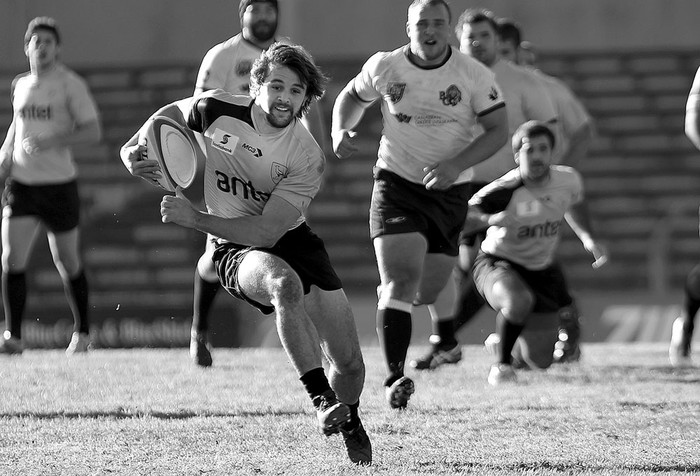 Rodrigo Silva, de Los Teros, frente a los Bears de Canadá, en el estadio Charrúa. Foto: Iván Franco (archivo, julio de 2014)