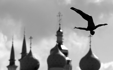 Un atleta compite en el Campeonato Mundial de Natación, ayer, en el río Kazanka, de Kazan, Rusia. Foto: Romano Kruchinin, AFP Un atleta compite en el Campeonato Mundial de Natación, ayer, en el río Kazanka, de Kazan, Rusia. Foto: Romano Kruchinin, AFP