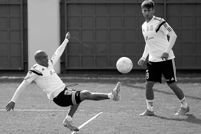 Egidio Arévalo Ríos y Rafael Sobis, de Tigres de México, durante un entrenamiento, ayer, en Buenos Aires. Foto: Juan Mabromata, AFP