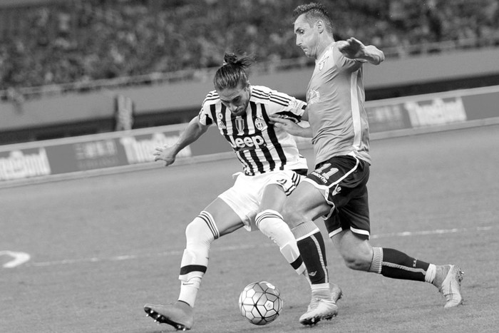 Martin Cáceres de Juventus y Miroslav Klose de Lazio, el sábado, durante el partido de la Supercopa italiana, en Shanghai, China. Foto: Yi Wei, EFE