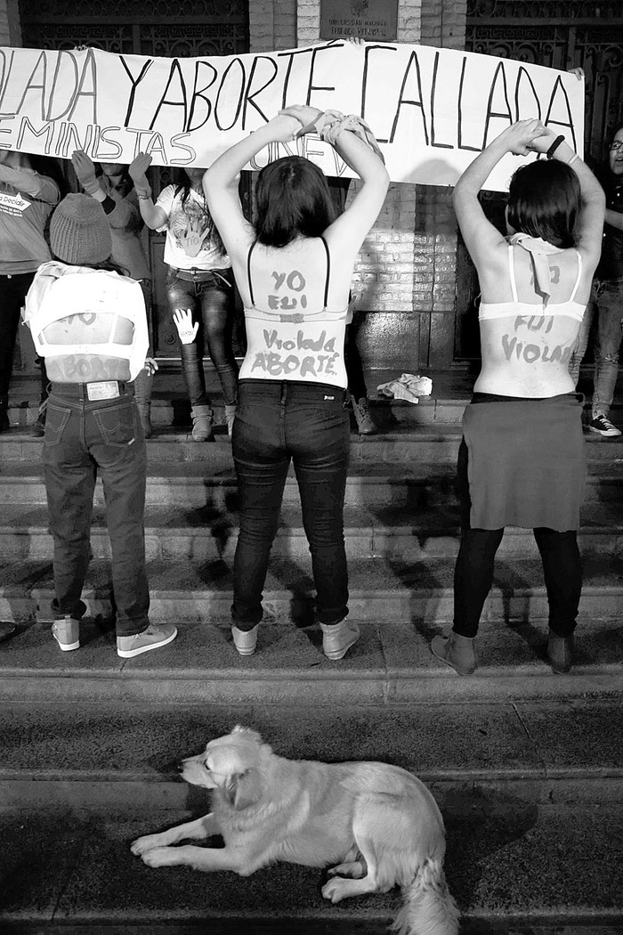 Mujeres participan en una marcha a favor de la aprobación de la ley del aborto por casos
de violación, el miércoles, en Lima, Perú. Foto: Ernesto Arias, Efe