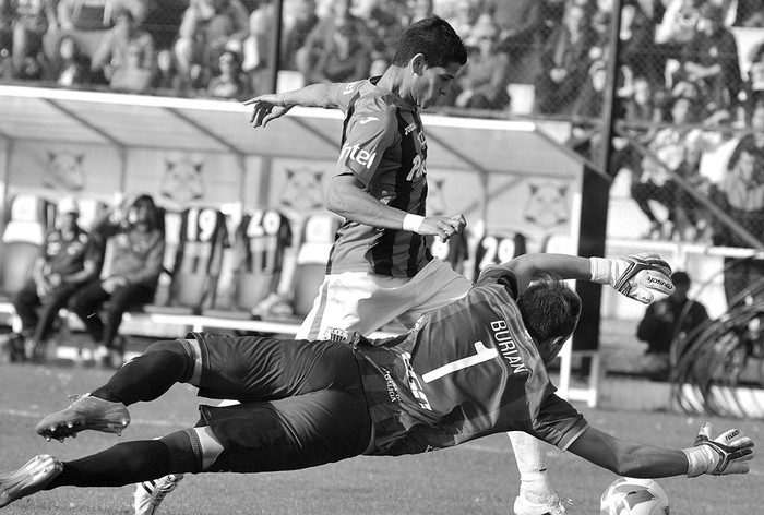 Facundo Barcelo de Liverpool y Leonardo Burián de Wanderers, ayer, en el Parque Viera. Foto: Federico Gutiérrez
