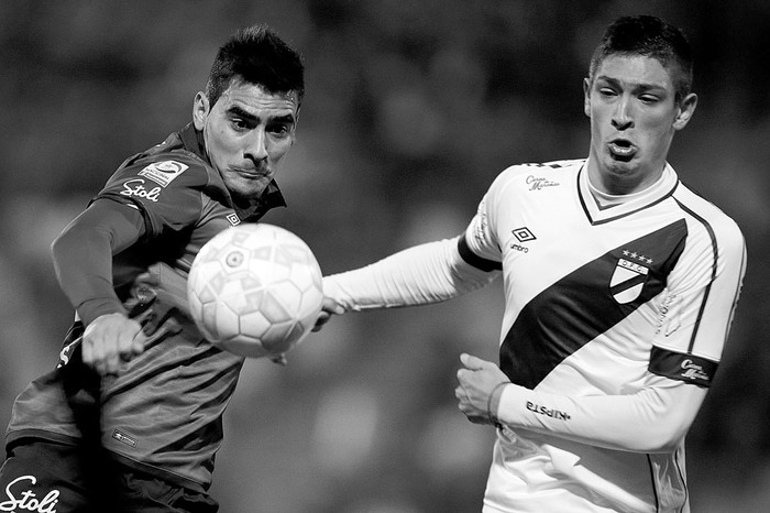 David Llanos, de Universidad Católica de Chile, y Joaquín Pereyra, de Danubio, durante el partido de ida de la Copa Sudamericana, en el estadio San Carlos de Apoquindo, en Santiago de Chile. Foto: Mario Ruiz, Efe