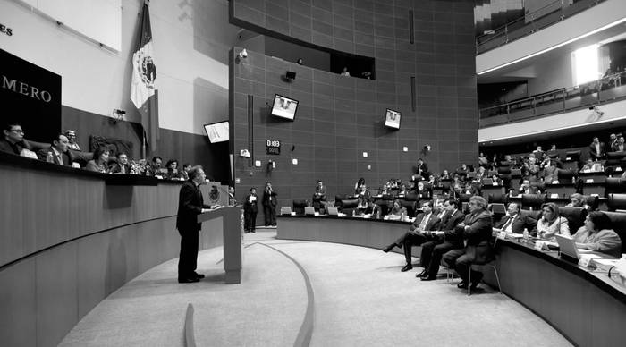 Luis Almagro, secretario general de la Organización de Estados Americanos, ante el Congreso mexicano, donde saludó que el gobierno aceptara las recomendaciones de expertos de la CIDH sobre la desaparición
de 43 estudiantes en Iguala, ayer, en Ciudad de México. Foto: Alex Cruz, Efe