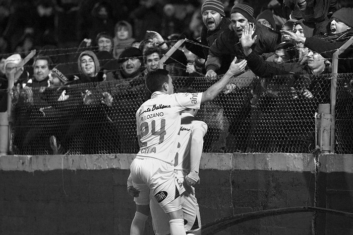 Brian Lozano y Felipe Rodríguez, de Defensor Sporting. Foto: Santiago Mazzarovich (archivo, setiembre de 2014)
