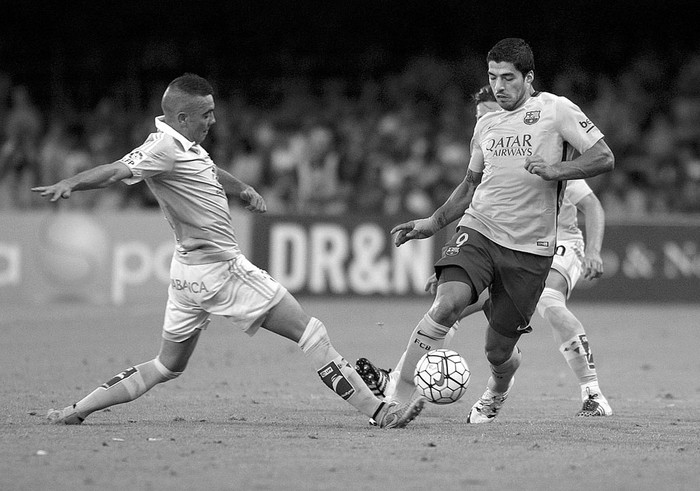 Iago Aspas, de Celta, y Luis Suárez, de Barcelona, ayer, en el estadio de Balaídos de Vigo. Foto: Salvador Sas, Efe