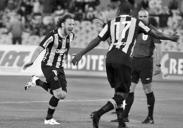 Diego Forlán y Marcelo Zalayeta festejan el tercer gol de Peñarol a Villa Teresa, ayer, en el estadio Centenario. Foto: Federico Gutiérrez