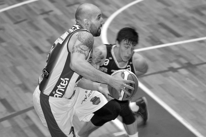 Sebastián Vázquez, de Goes, y Martín Perdomo, de Bohemios, anoche, en la cancha de Goes. Foto: Federico Gutiérrez