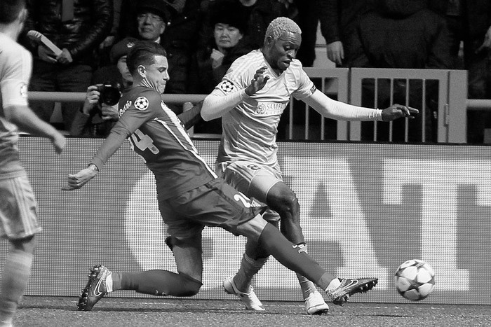 José María Giménez, de Atlético de Madrid, y Júnior Kabananga, de Astana, ayer, en el Astana Arena,
Kazajistán. Foto: Stanislav Filippov, Afp
