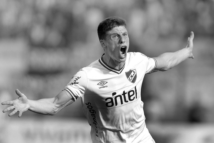 Santiago Romero, de Nacional, festeja el gol a Peñarol, ayer, en el estadio Centenario. Foto: Iván Franco