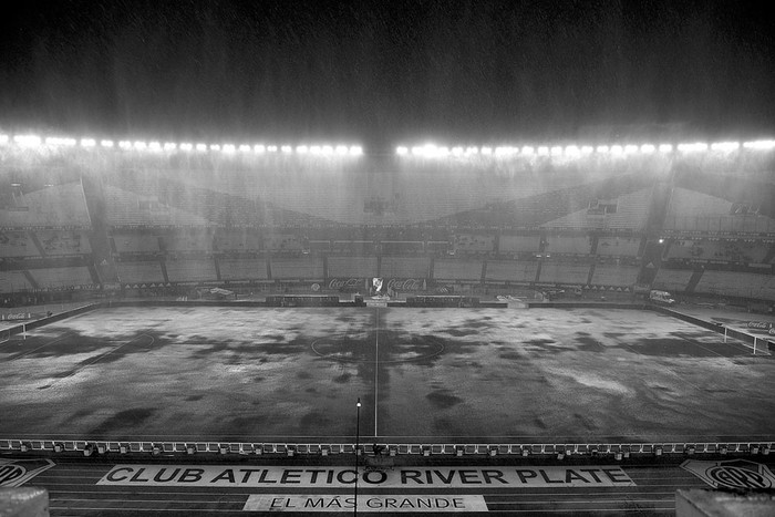El estadio Monumental luego de un fuerte aguacero, anoche, en Buenos Aires. Foto: Juan Ignacio Roncoroni, Efe