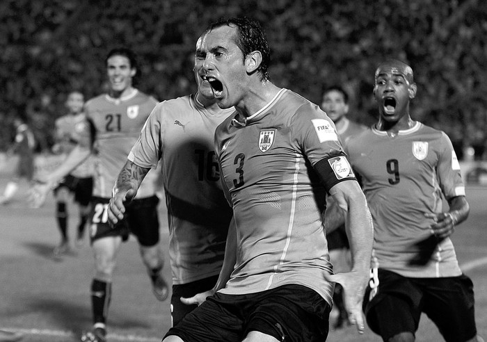 Diego Godín festeja el primer gol a Chile, el martes, en el estadio Centenario. Foto: Miguel Rojo, AFP