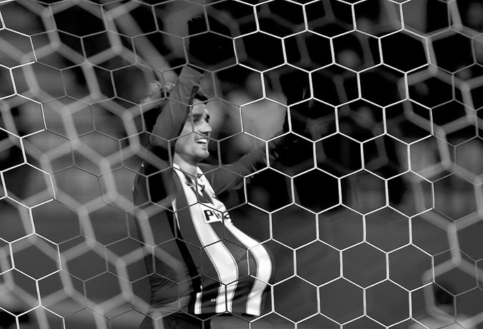 Antoine Griezmann, de Atlético de Madrid, festeja el segundo gol al Galatasaray turco, en el estadio Vicente Calderón. Foto: Juanjo Martín, EFE