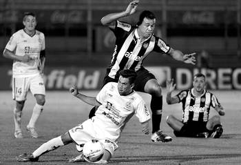 Alejandro Furia, de Plaza Colonia, y Sebastián Píriz, de Peñarol, el sábado en el estadio Centenario. Foto: Santiago Mazzarovich Alejandro Furia, de Plaza Colonia, y Sebastián Píriz, de Peñarol, el sábado en el estadio Centenario. Foto: Santiago Mazzarovich