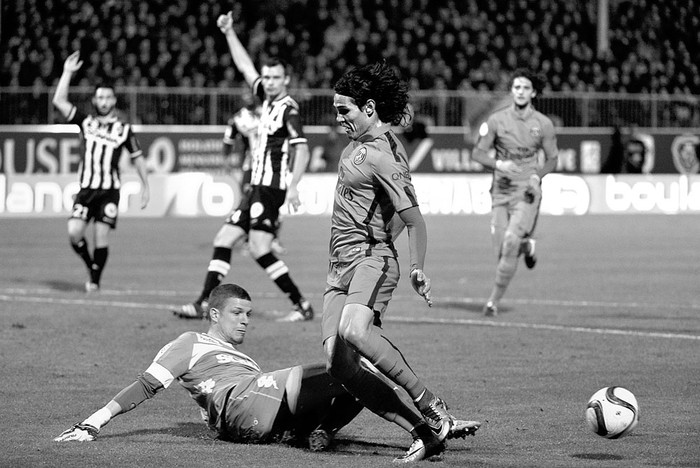 Edinson Cavani, de Paris Saint-Germain, durante el partido con Angers, ayer, en el estadio Jean Bouin, en Angers, Francia. Foto: Jean-François Monier, AFP