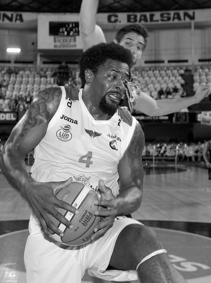 Chris Massie, de Aguada, durante el partido con Atenas, el sábado en el Palacio Peñarol. Foto: Santiago Mazzarovich Chris Massie, de Aguada, durante el partido con Atenas, el sábado en el Palacio Peñarol. Foto: Santiago Mazzarovich