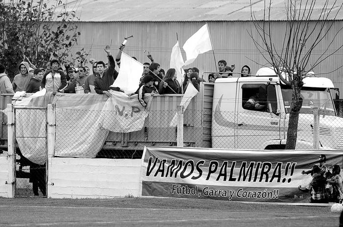 Hinchas de Nueva Palmira en el estadio Irineo Britos de Nueva Palmira. Foto: Fernando Morán (archivo, abril de 2014)