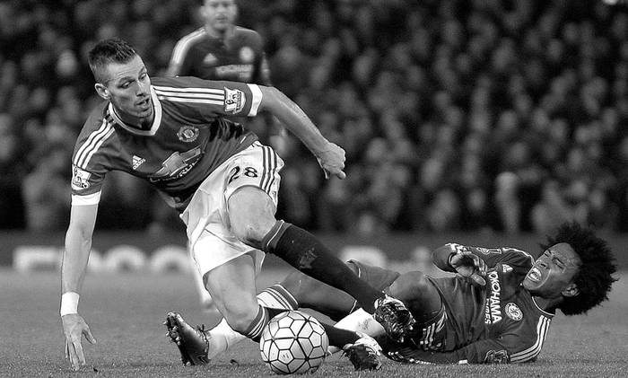 Morgan Schneiderlin (i), de Manchester United, y Willian, de Chelsea, ayer en Old Trafford,
Manchester, Reino Unido. Foto:Peter Powell, Efe