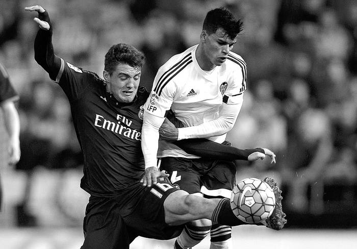 Mateo Kovacic, de Real Madrid, y Danilo Barbosa, de Valencia, ayer en Valencia. Foto: José Jordan, Afp