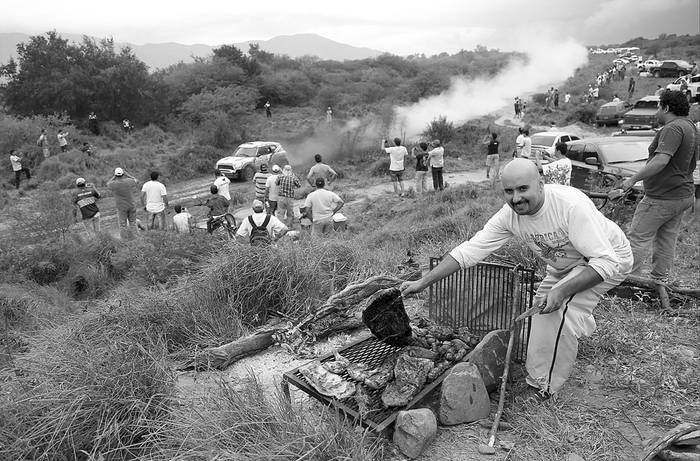 Tercera etapa del rally Dakar, ayer entre las localidades de Termas de Río Hondo y Jujuy, Argentina. • Foto: Nicolás Aguilera, Efe