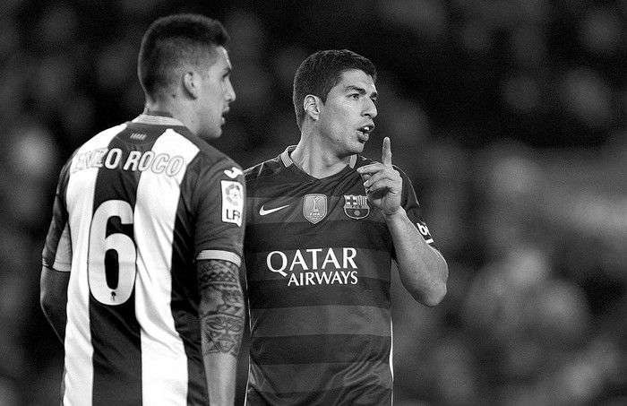 Luis Suárez, de Barcelona, y Enzo Roco, de Espanyol, ayer en el Camp Nou, en Barcelona. Foto: Alejandro García, Efe Luis Suárez, de Barcelona, y Enzo Roco, de Espanyol, ayer en el Camp Nou, en Barcelona. Foto: Alejandro García, Efe