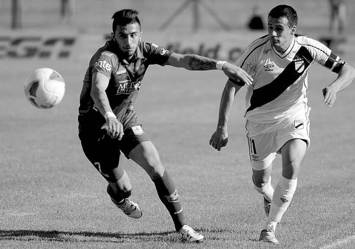 Leonardo Pais, de Defensor Sporting, y Leandro Sosa, de Danubio, en Jardines del Hipódromo.
Foto: Pablo Vignali (archivo, setiembre de 2015)