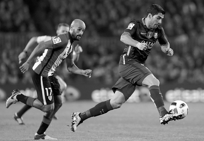 Luis Suárez, de Barcelona, y Mikel Rico, de Athletic de Bilbao, ayer, en el estadio Camp Nou de Barcelona. Foto: Andreu Dalmau, Efe