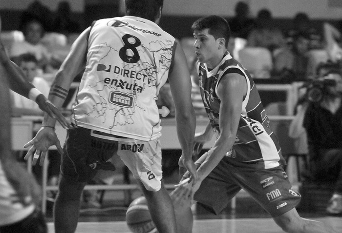 Miguel Barriola, de Welcome, y Demian Álvarez, de Aguada, ayer en el Palacio Peñarol. Foto: Federico Gutiérrez Miguel Barriola, de Welcome, y Demian Álvarez, de Aguada, ayer en el Palacio Peñarol. Foto: Federico Gutiérrez