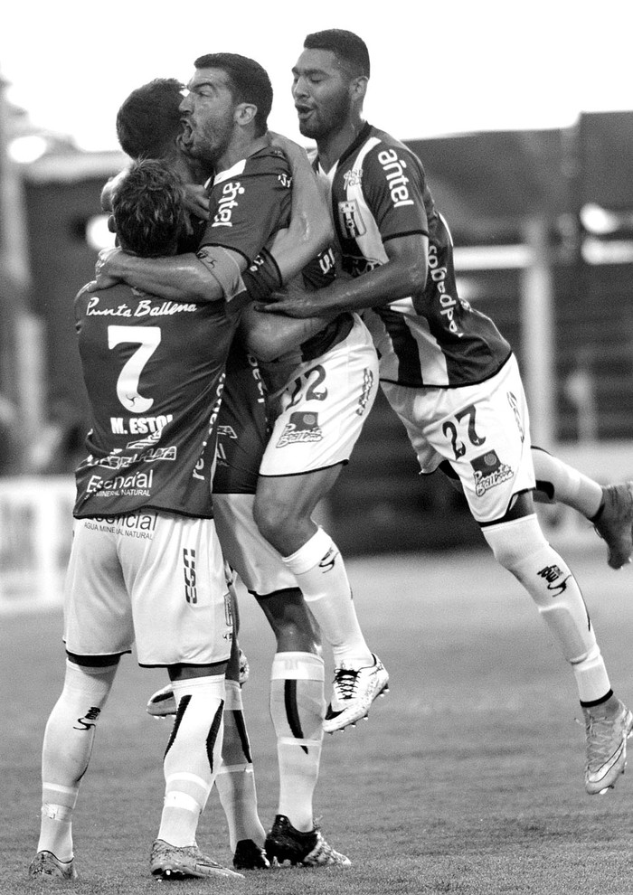 Juan Pablo Rodríguez (c) festeja con sus compañeros el primer gol de Racing a Defensor
Sporting, ayer, en el estadio Luis Franzini. Foto: Pablo Vignali