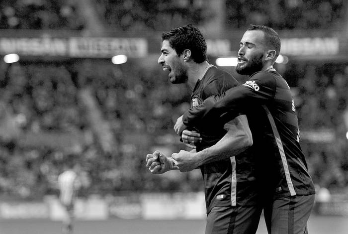 Luis Suárez, de Barcelona, festeja el tercer gol de su equipo junto a Aleix Vidal, durante el partido con Sporting de Gijón, ayer, en el estadio El Molinón, en Gijón. Foto: Miguel Riopa,Afp