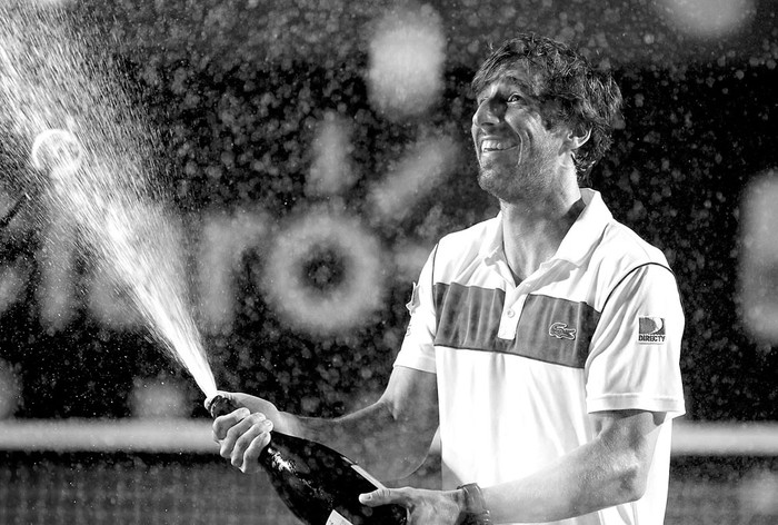 Pablo Cuevas festeja el torneo Río Open 2016, tras vencer en la final al argentino Guido Pella,
el domingo en Río de Janeiro. Foto: Fernando Maia, Efe